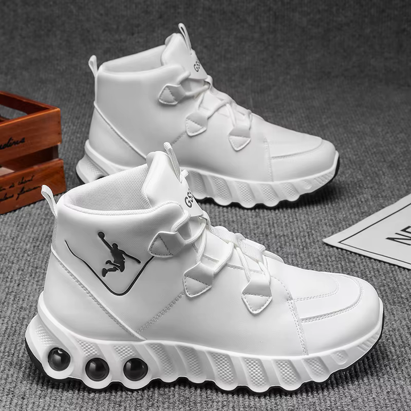 Une paire de chaussures de basket mi-hautes simples et élégantes. Épaissi
