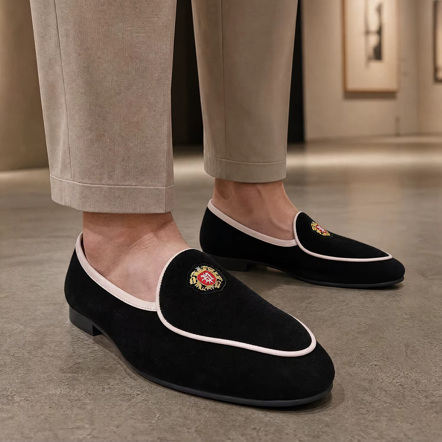 Chaussures de smoking Piergitar style classique en daim noir à enfiler avec badge en soie indienne fait main