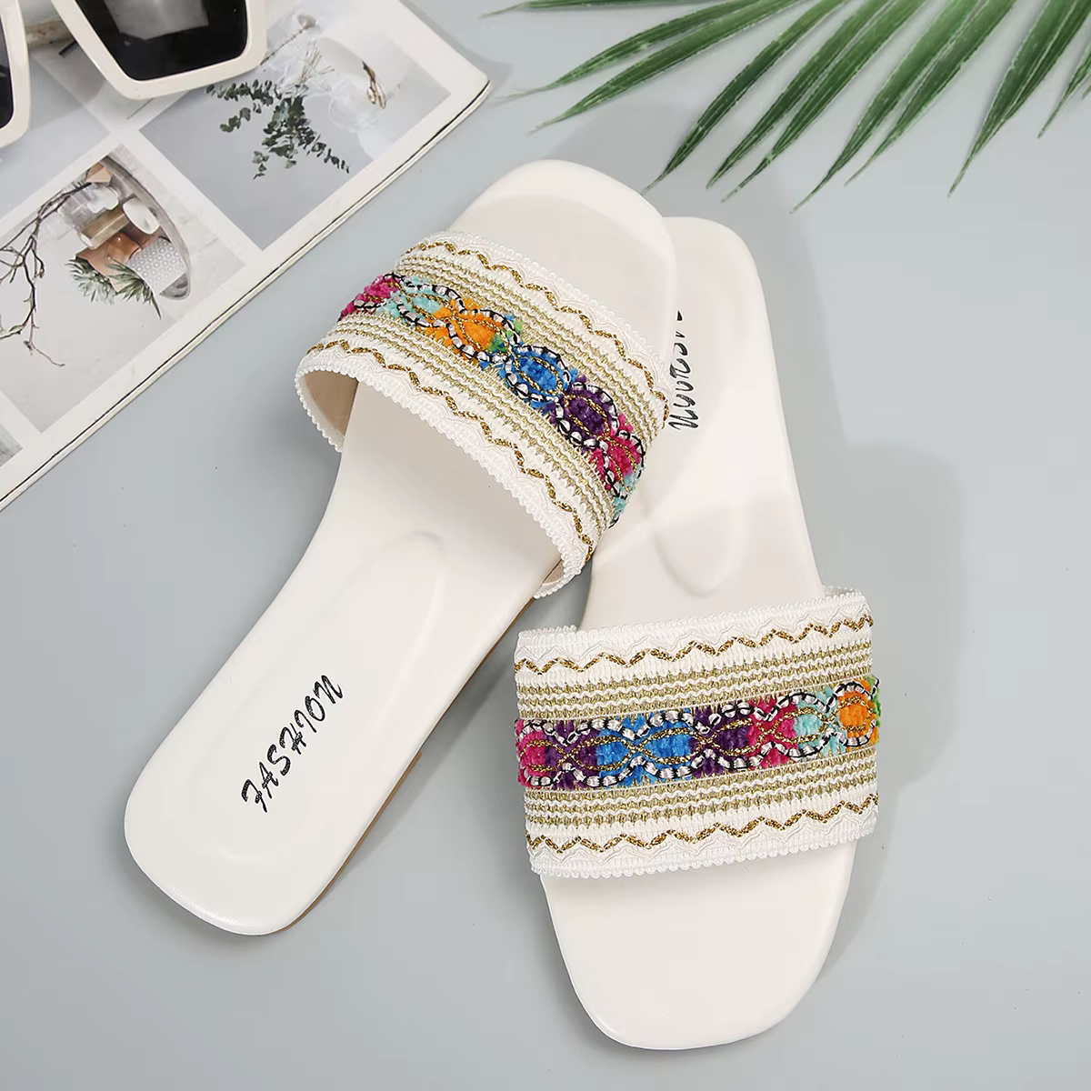 Sandales plates de style bohème pour femmes avec des lanières tissées