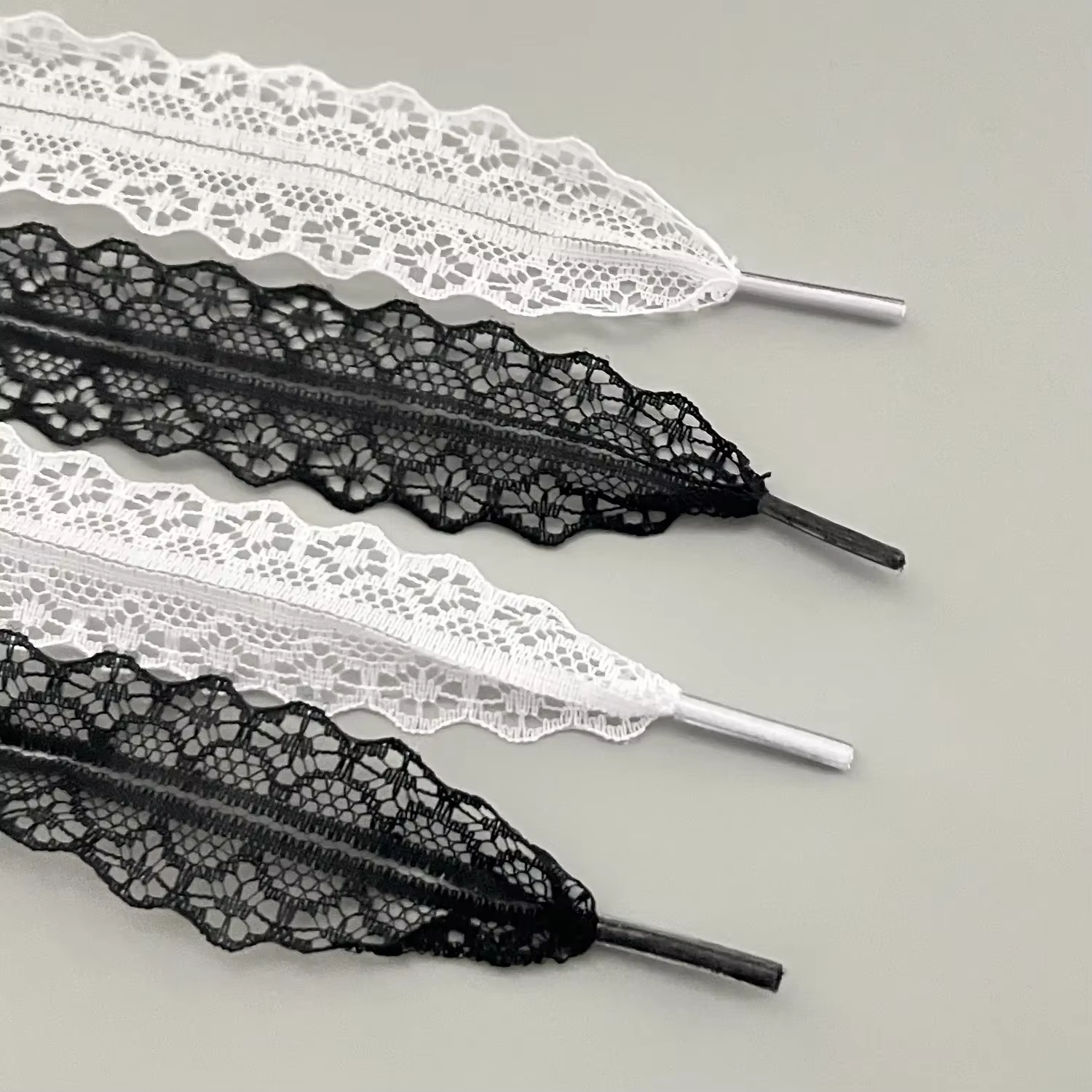 1 paire de lacets de chaussures noirs et blancs