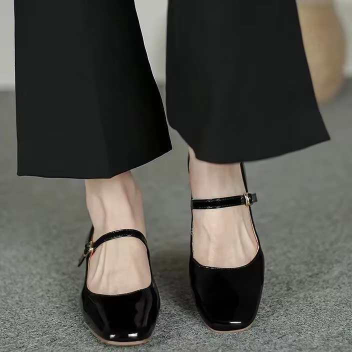Escarpins Mary Jane en cuir verni bordeaux pour femmes – Chaussures habillées à double boucle dorée d'inspiration vintage à talon bas bloc 2026