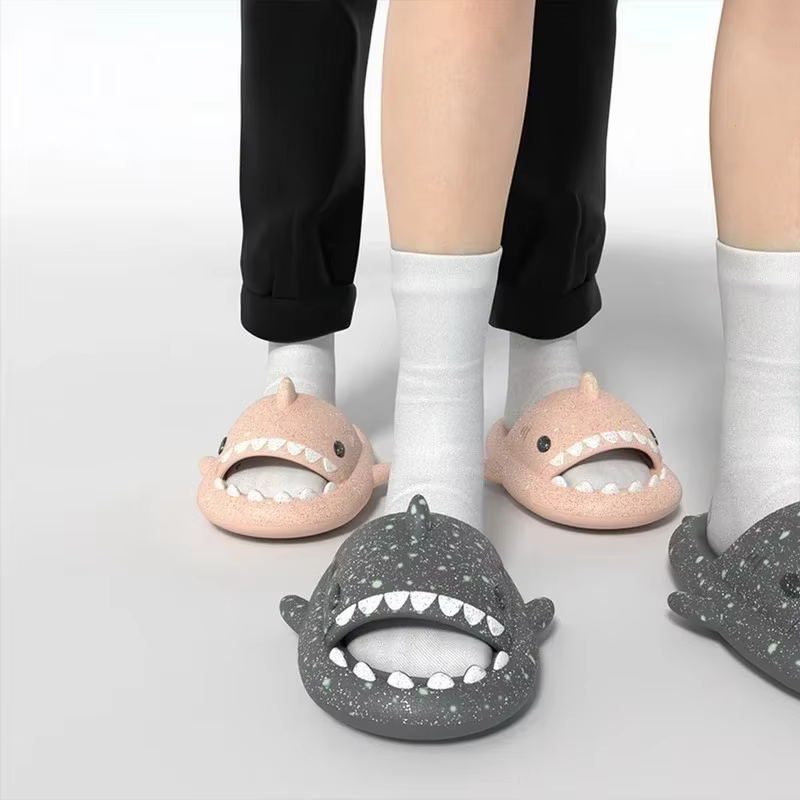 Pantoufles requin maison