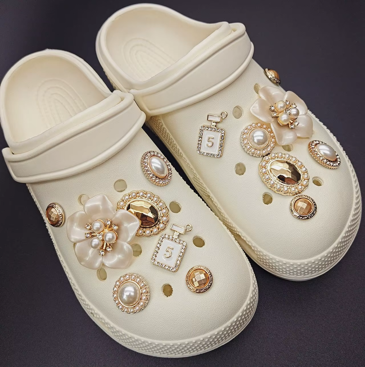 Breloques de chaussures dorées chics pour Crocs
