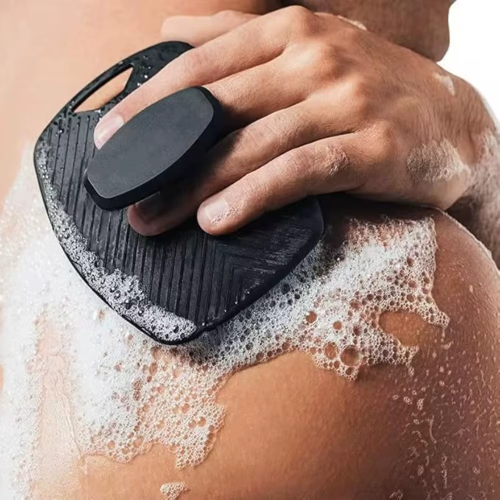 Un ensemble de brosses de bain quatre pièces qui peuvent être utilisées pour le massage du dos, du visage, du corps et de la tête.
