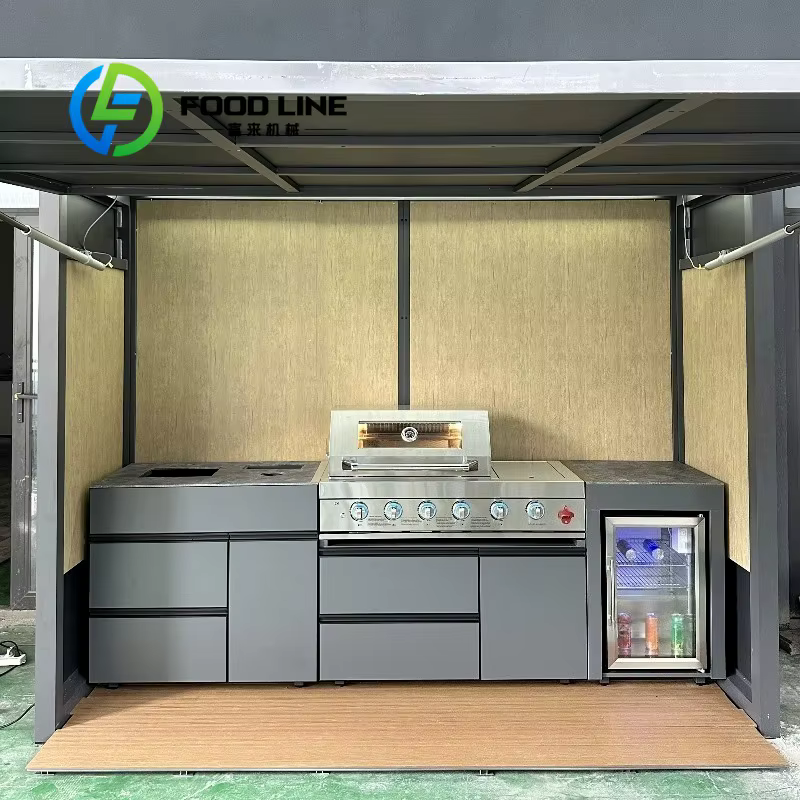 Cuisine extérieure pour barbecue avec évier et réfrigérateur, intégrant cuisine et abri, pour une vie de plein air ultime.