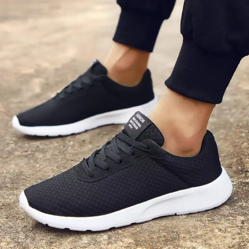 2025 Les chaussures de marche noires pour hommes sont légères