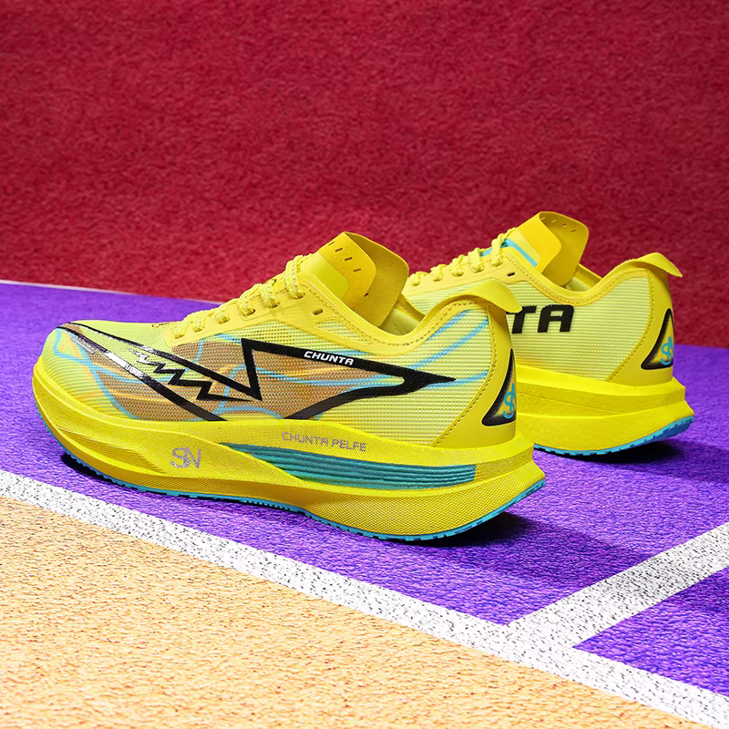 Chaussures de course à pied avec semelle en carbone