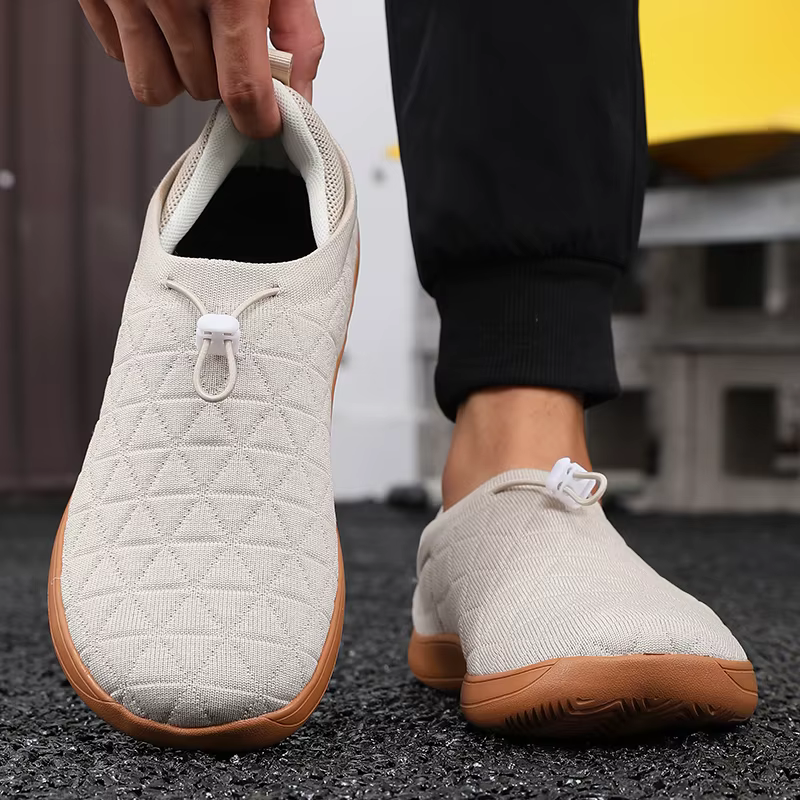 Chaussures de sport grises minimalistes avec semelles