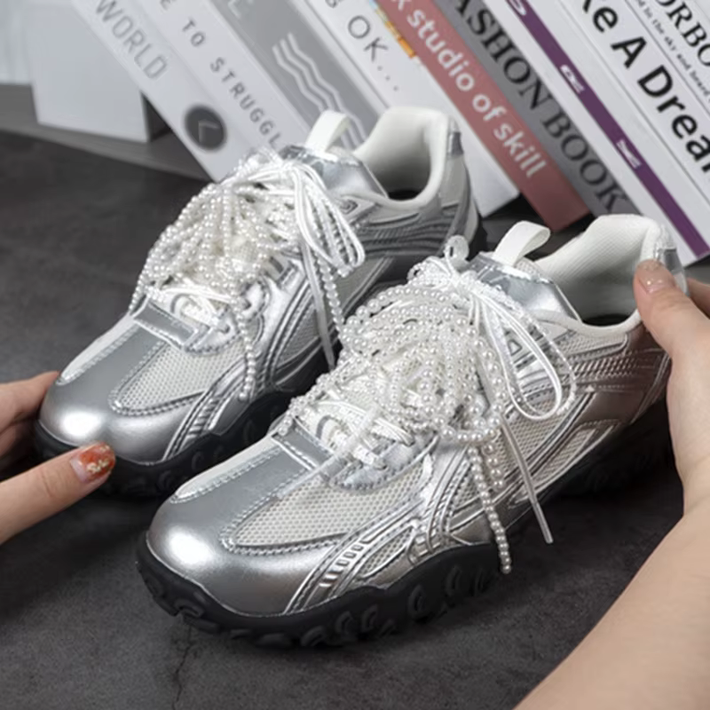 Une paire de lacets en dentelle argentée