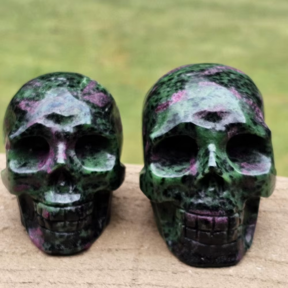 Une sculpture de crâne en épidote verte naturelle et en zoisite, une autre en zoisite rouge, toutes deux de style bohème.