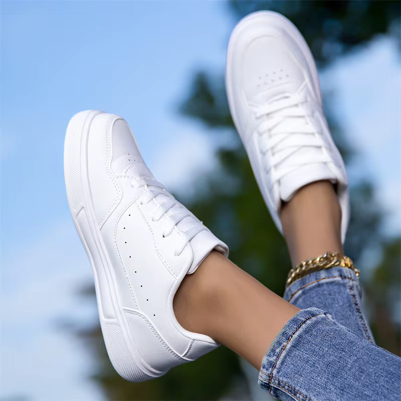 Baskets minimalistes blanches pour hommes et femmes