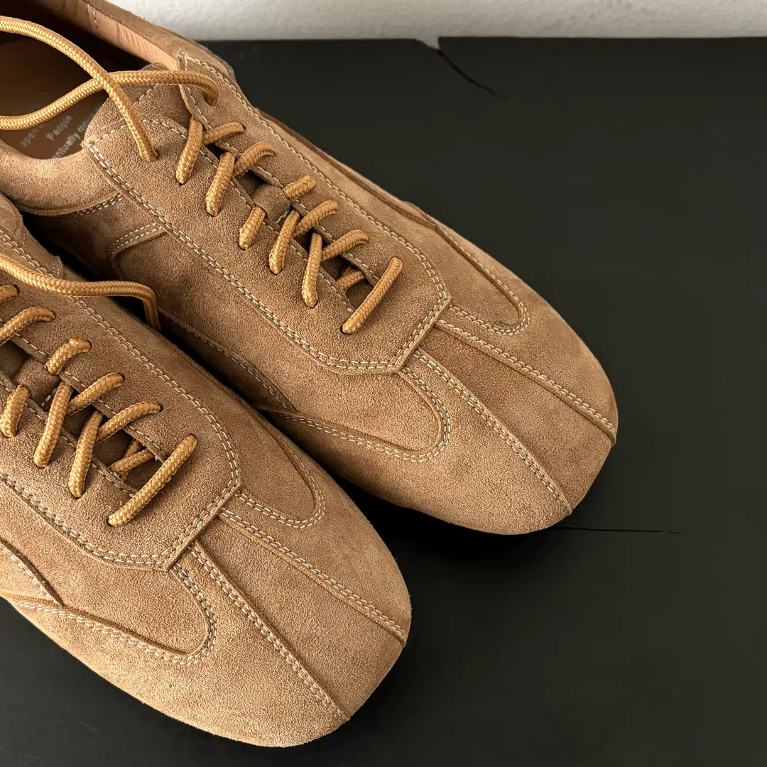 Baskets plates à lacets en cuir suédé naturel pour femmes