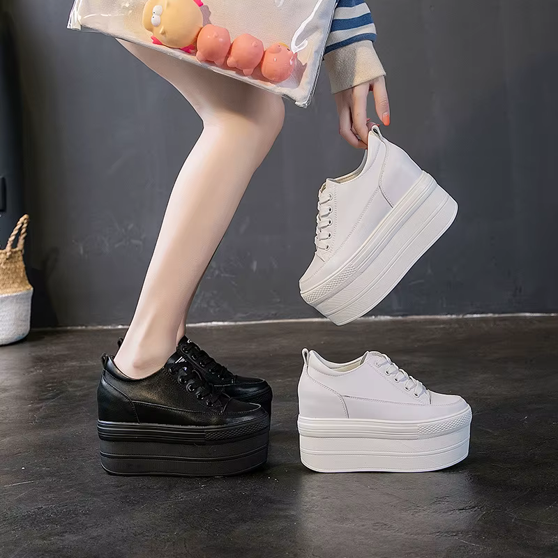 Baskets de luxe blanches de styliste sur plateforme