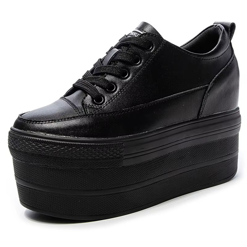 Baskets de luxe blanches de styliste sur plateforme