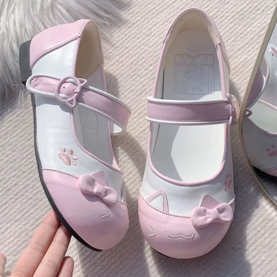 Nouvelles chaussures d'intérieur brodées à semelle en caoutchouc pour femmes