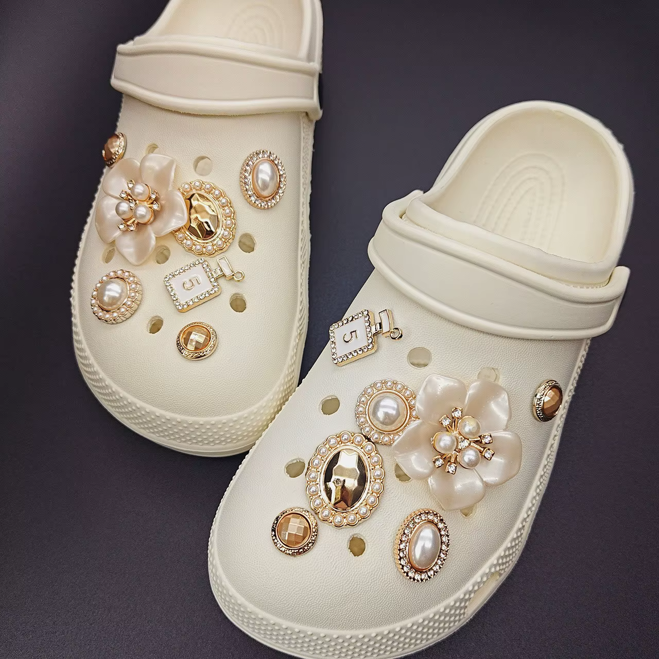 Breloques de chaussures dorées chics pour Crocs