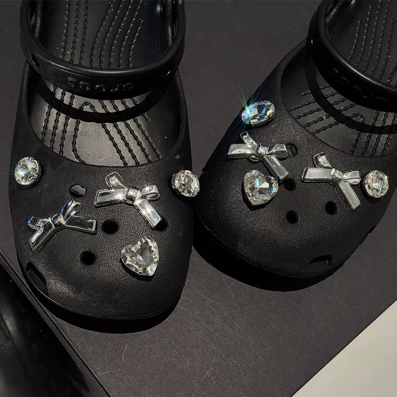 Décorations de chaussures en chaîne de perles et nœuds papillon mignons