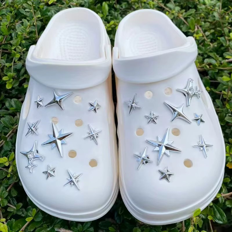 Kit DIY d'accessoires pour chaussures 18 étoiles argentées – Décorations multifonctionnelles et tendance pour un