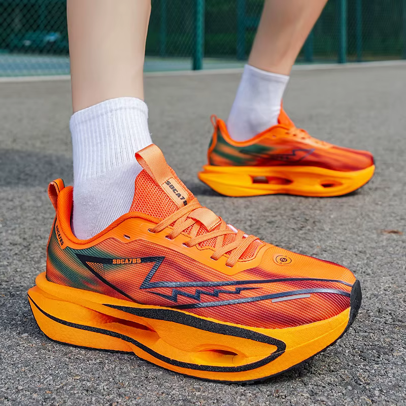 Chaussures de course avec plaque en carbone