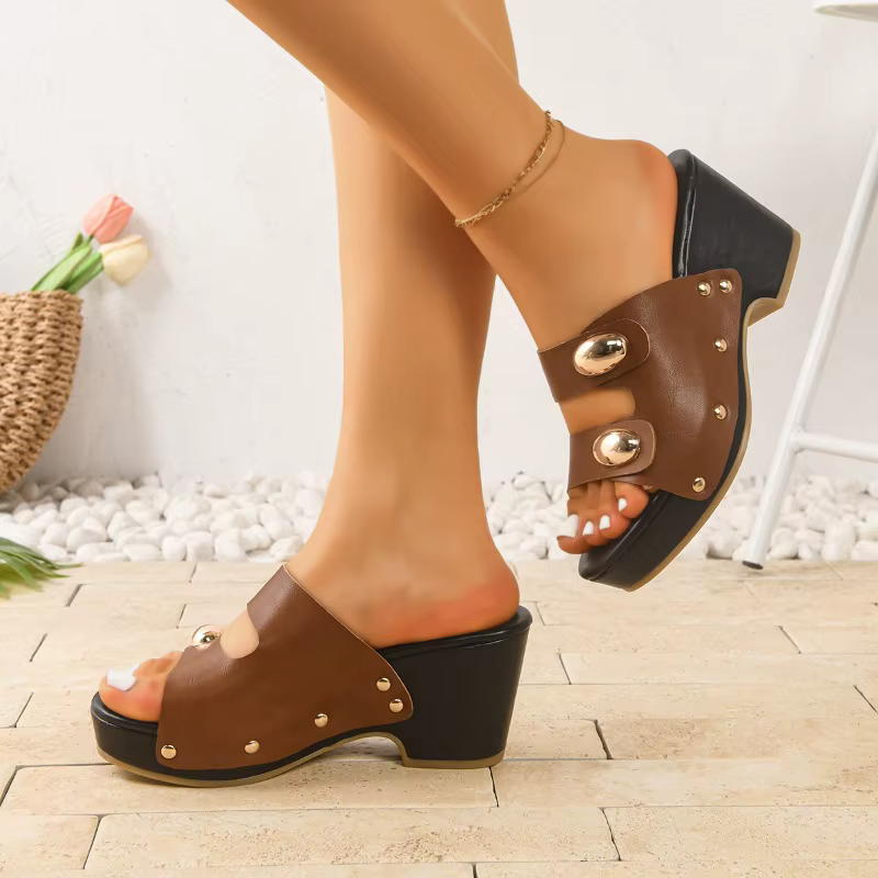 Mules à talon carré avec boucle métallique cloutée