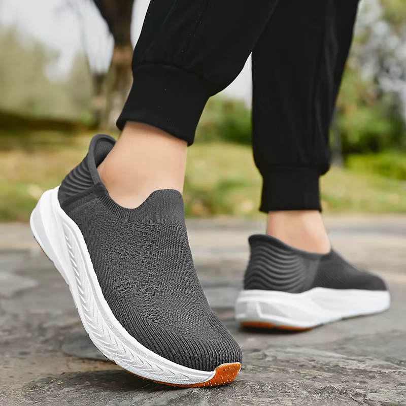 Chaussures de course noires en tricot pour hommes