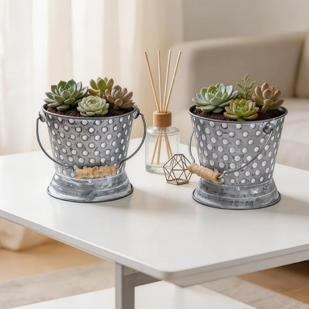 Pot de fleurs en fer forgé de style rustique, texture martelée vintage, vase de ferme avec poignée en bois, pot de fleurs de bureau