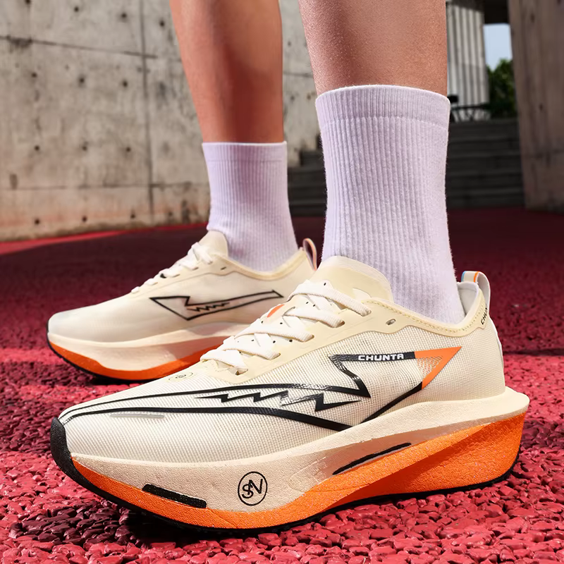 Chaussures de course avec plaque en carbone