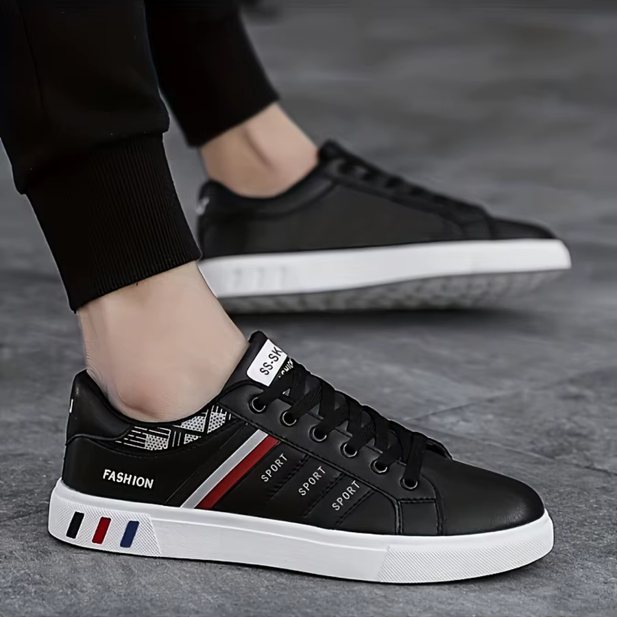 Une paire de baskets blanches