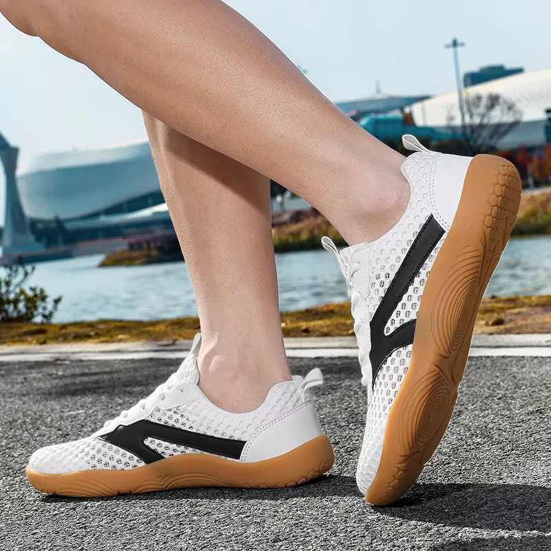Chaussures d'été en maille à bout large pour hommes