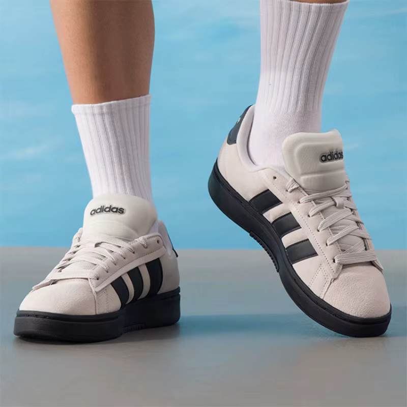 Adidas Chaussures de skate en daim beige clair avec semelle noire