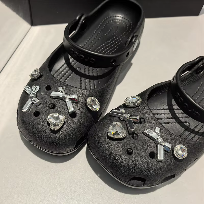 Décorations de chaussures en chaîne de perles et nœuds papillon mignons