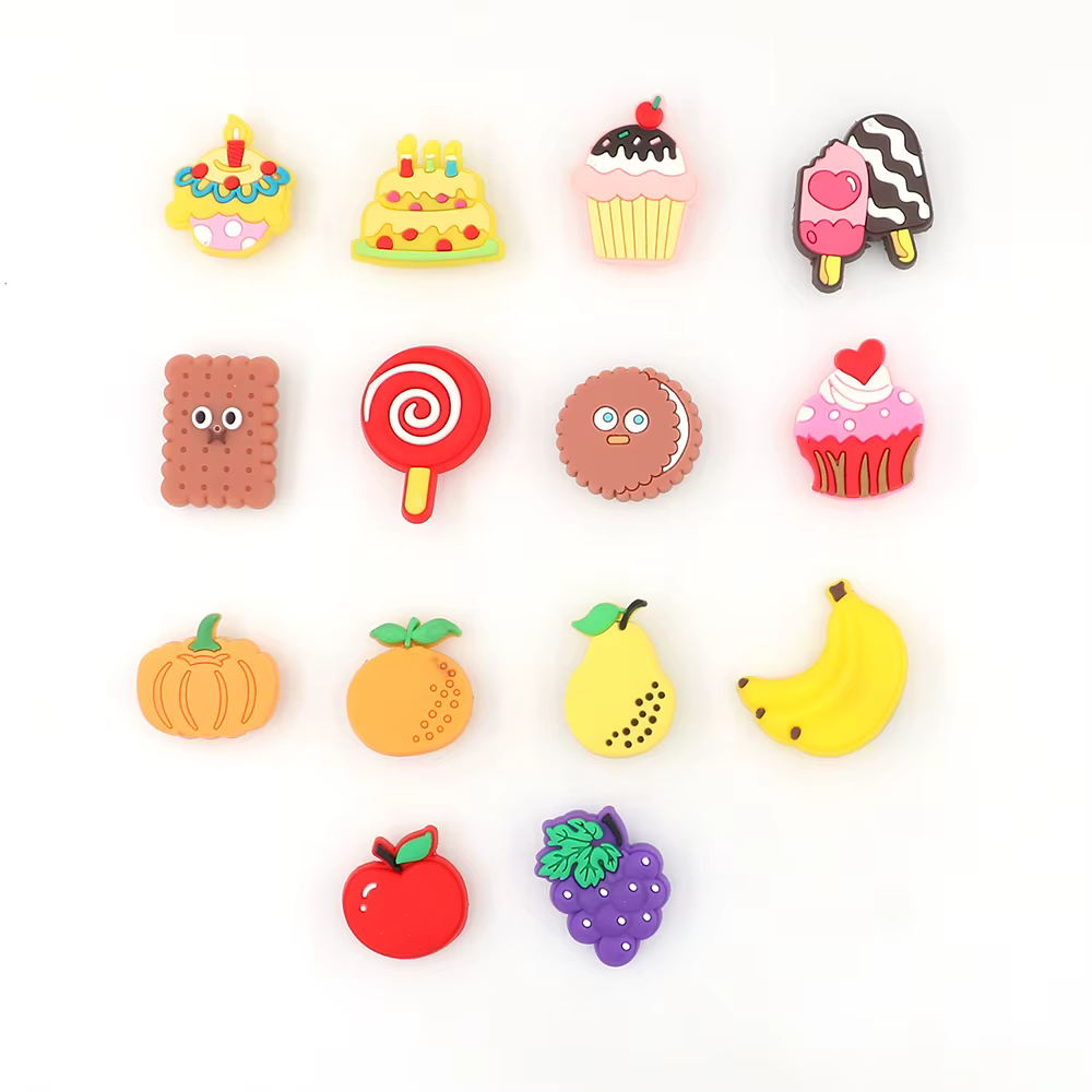 1 Set Crocs Jibbitz Accessoires de Chaussures Breloques Mignonnes Gâteau Crème Glacée Biscuit Sucette Fruits Décorations Ornements Cadeau de Fête