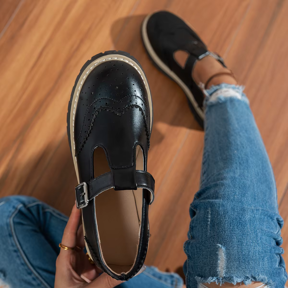 Chaussures plates noires à bride en T pour femmes