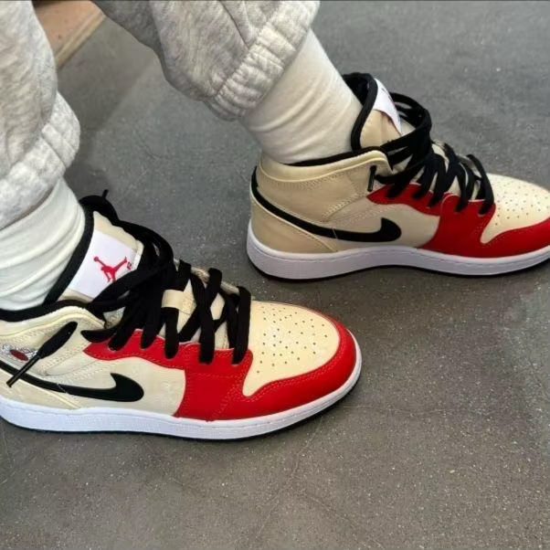 Nike Air Jordan 1 Mid DV7012-100 Chaussures de basket-ball décontractées pour hommes et femmes Beige Rouge Noir Retro