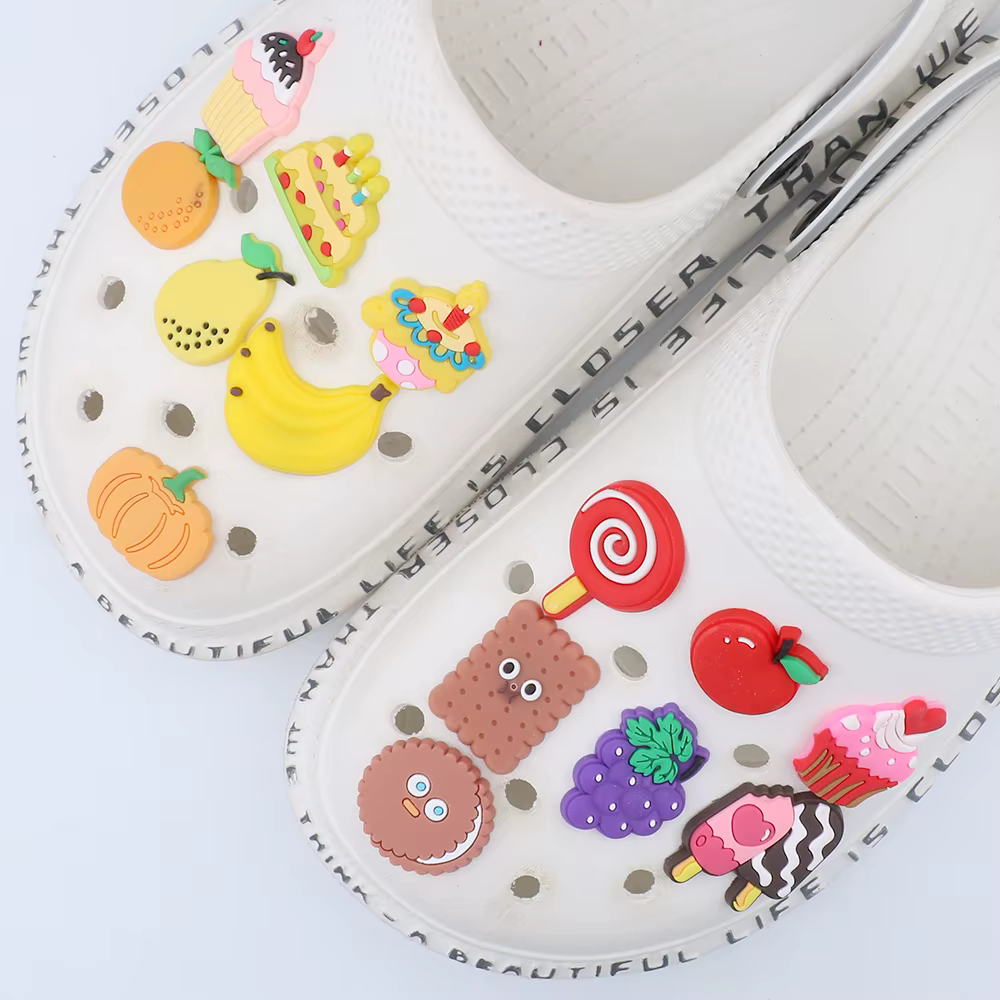 1 Set Crocs Jibbitz Accessoires de Chaussures Breloques Mignonnes Gâteau Crème Glacée Biscuit Sucette Fruits Décorations Ornements Cadeau de Fête