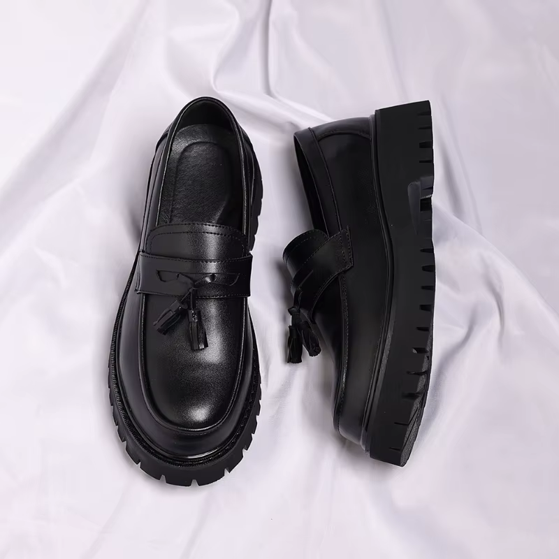 Mocassins plateforme bicolores noir et blanc pour hommes avec pompons