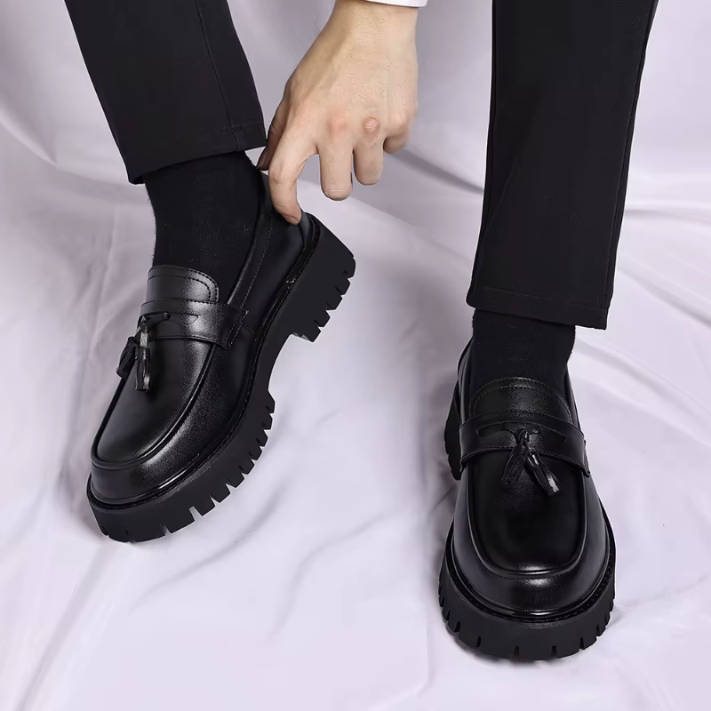 Mocassins plateforme bicolores noir et blanc pour hommes avec pompons
