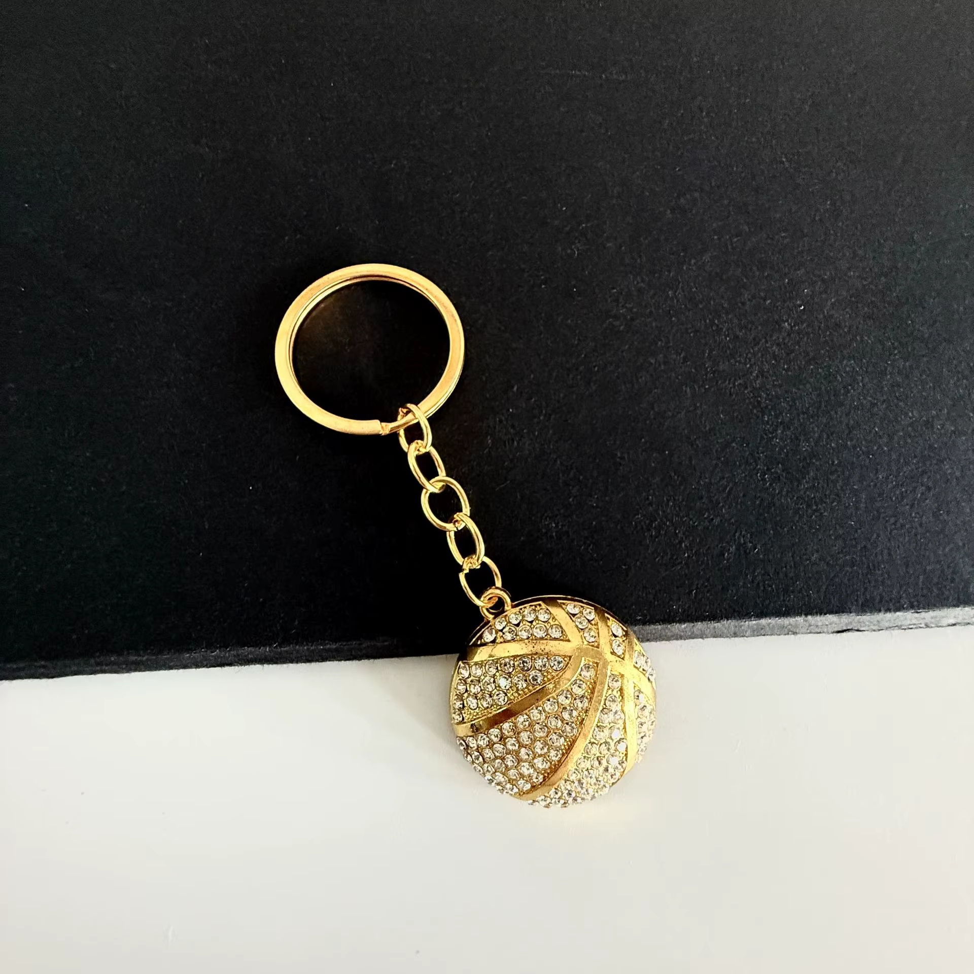 Porte-clés de basket-ball incrusté de diamants