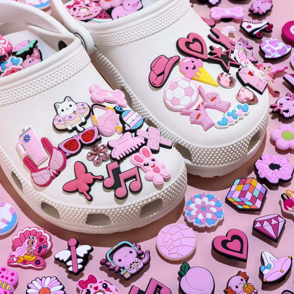 Breloques de chaussures roses aléatoires pour femmes et filles
