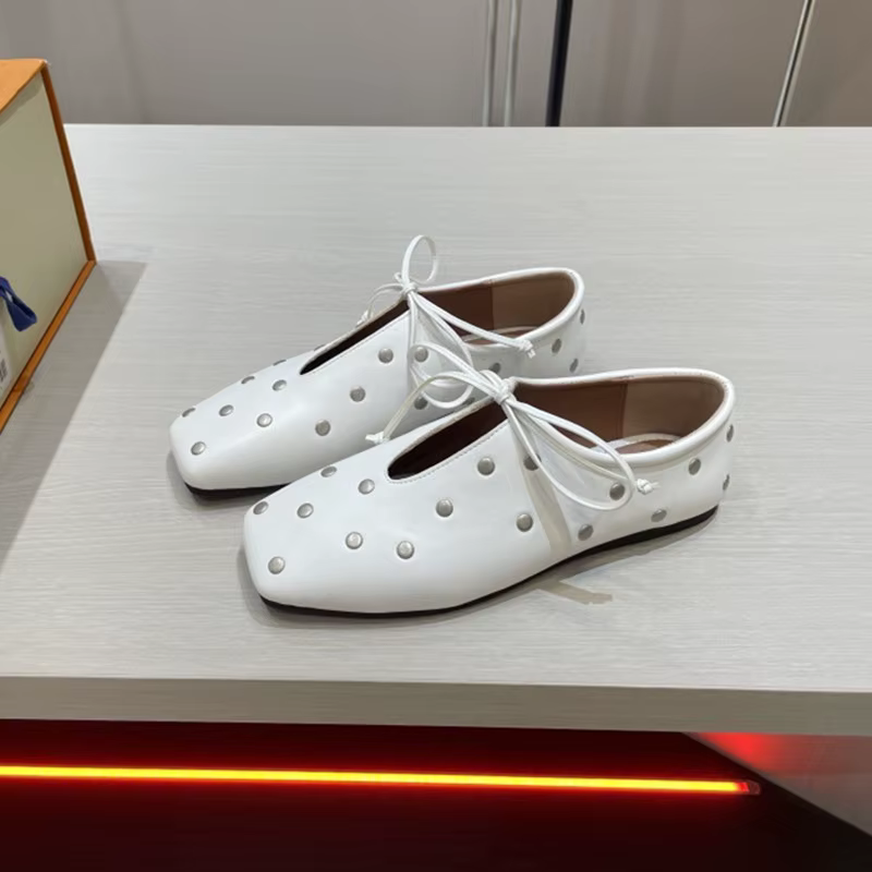 Ballerines en cuir souple à rivets pour femmes