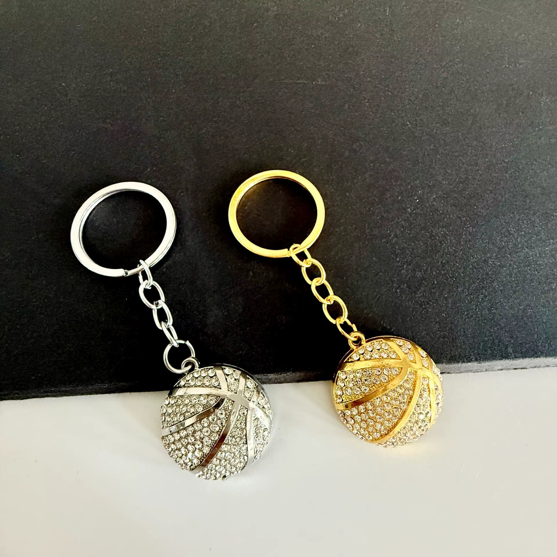Porte-clés de basket-ball incrusté de diamants