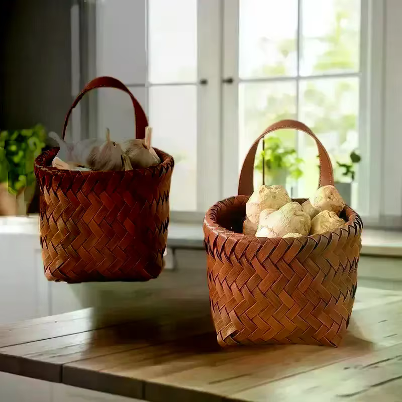 Gardez votre cuisine organisée avec ce panier mural bohème tissé à la main.