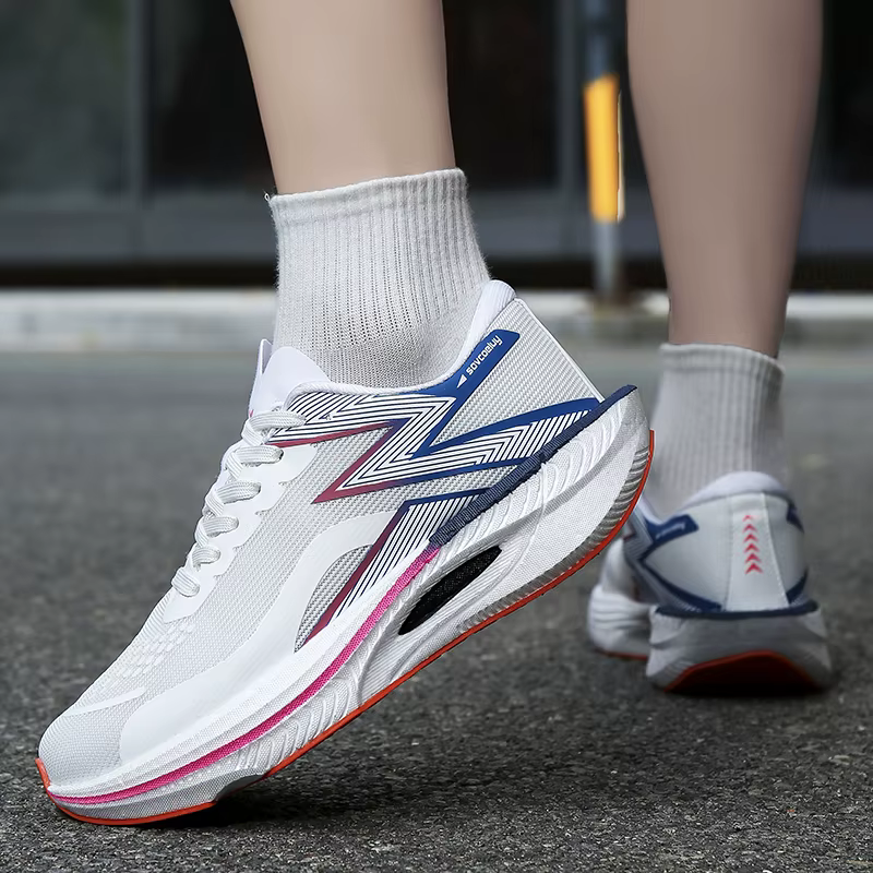 Chaussures de course avec plaque en carbone