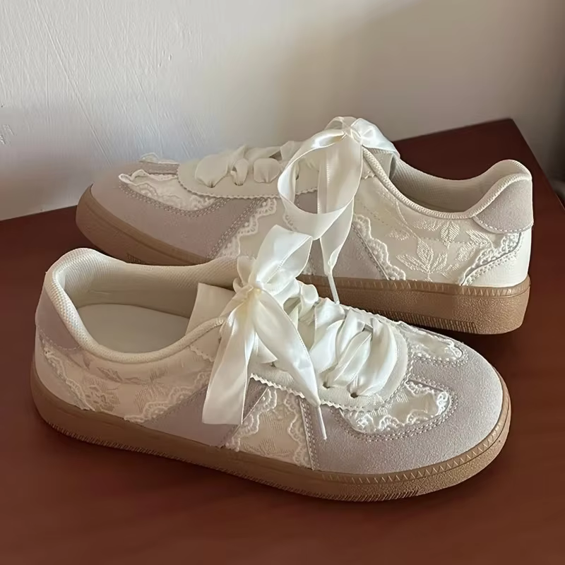 Dentelle française - Baskets d'entraînement avec ruban de satin | Crème
