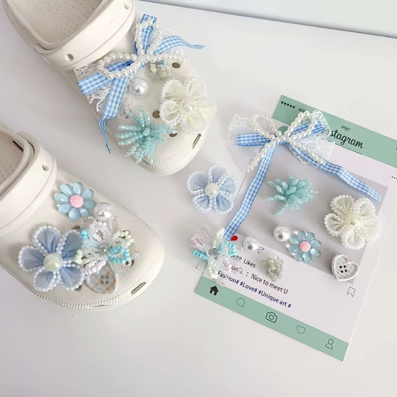 Ensemble de breloques pour chaussures avec fleurs bleues et blanches