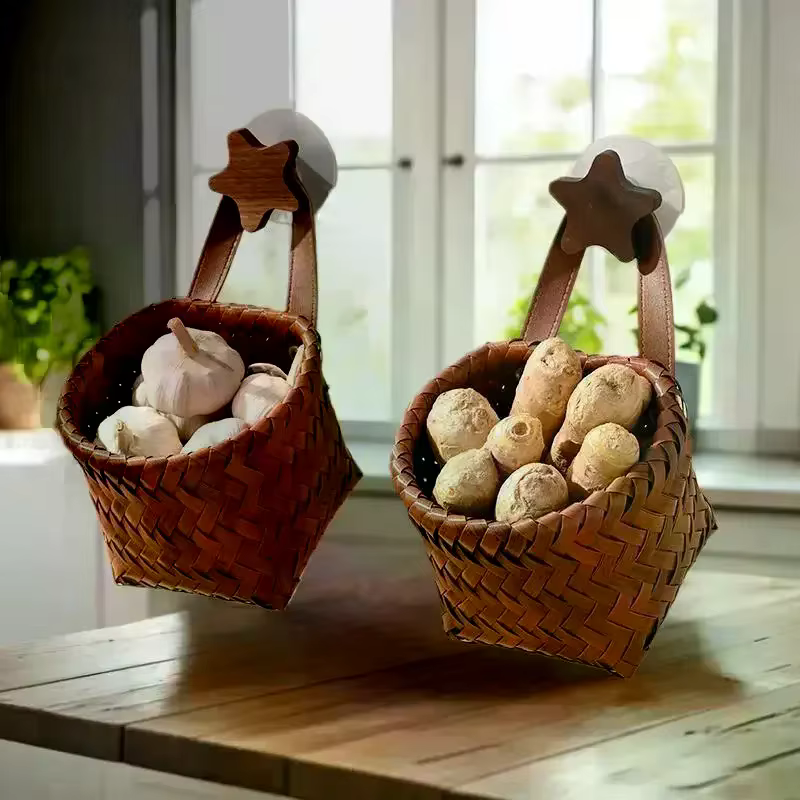 Gardez votre cuisine organisée avec ce panier mural bohème tissé à la main.