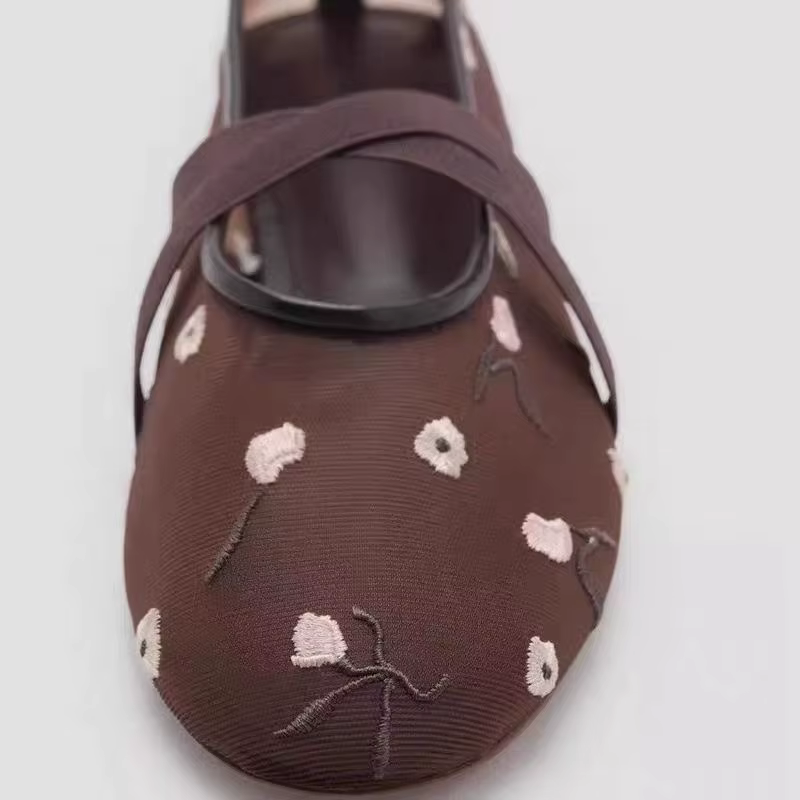 Chaussures de danse plates brodées en maille à bout rond pour femmes 2026