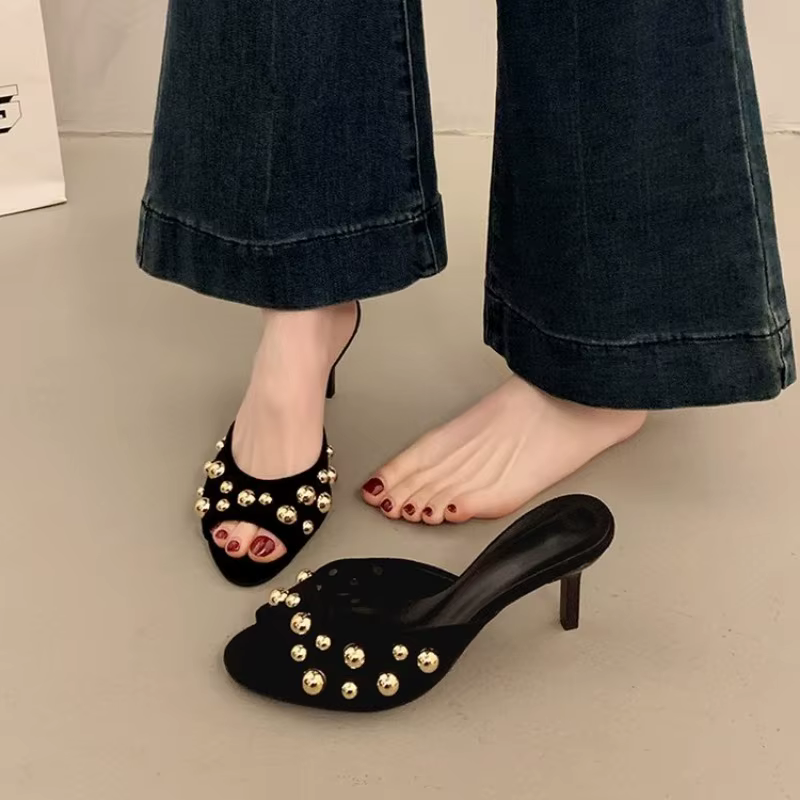 Mules cloutées à bout ouvert