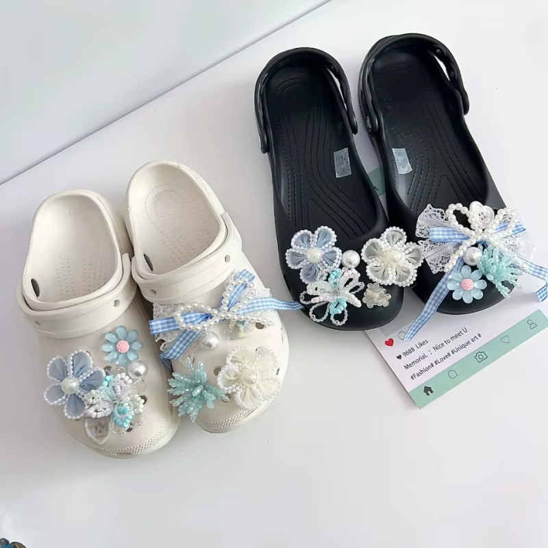 Ensemble de breloques pour chaussures avec fleurs bleues et blanches