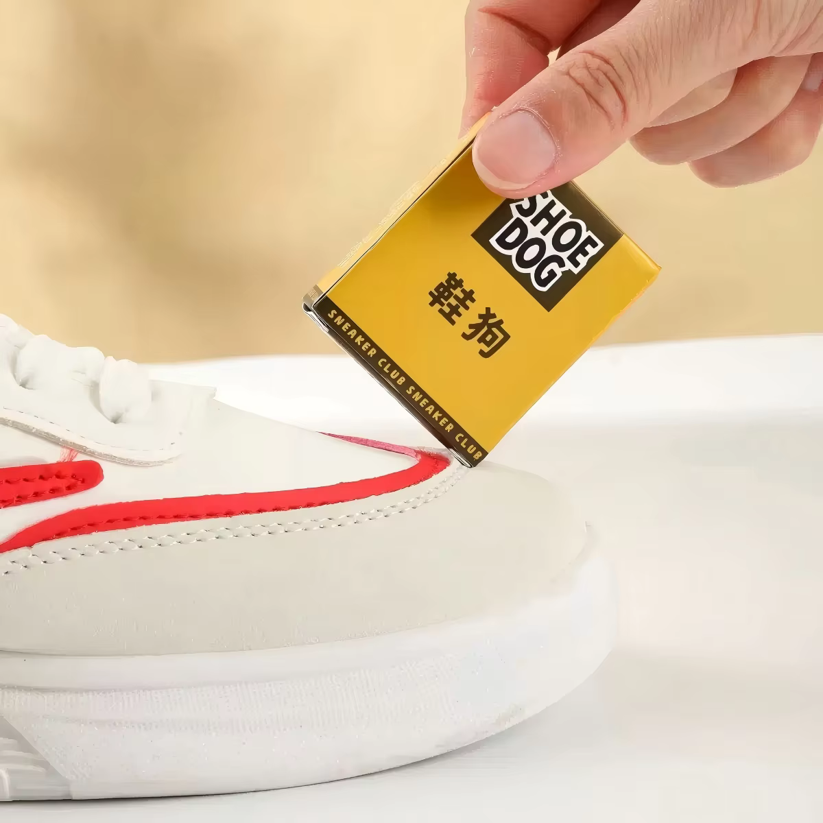 Gomme Nettoyante pour Chaussures - Revitalisez vos baskets avec cette brosse